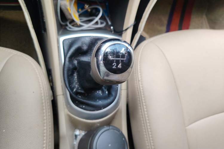 Used Hyundai Verna (older generation) 2010 Sedan 1.4L Manual Comfort GS Gear Lever