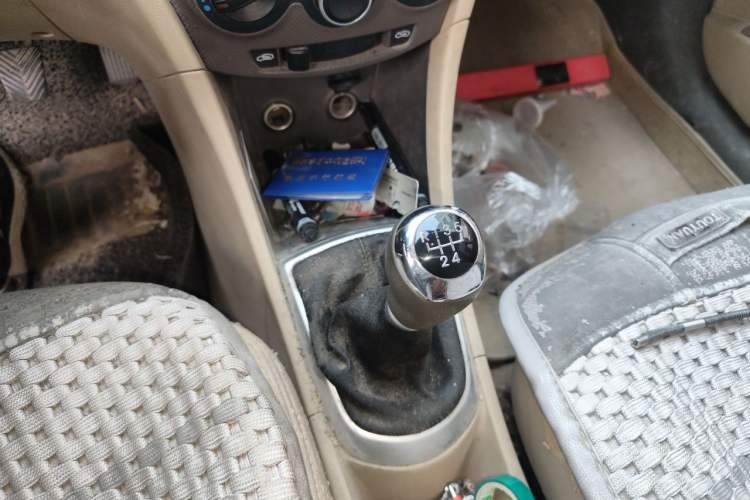 Used Hyundai Verna (older generation) 2010 Sedan 1.4L Manual Standard GL Model Gear Lever