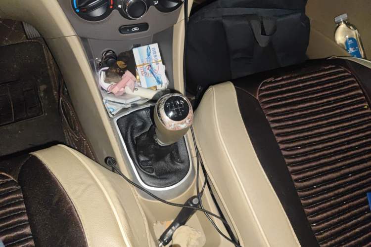 Used Hyundai Verna (older generation) 2010 Sedan 1.4L Manual Comfort GS Gear Lever