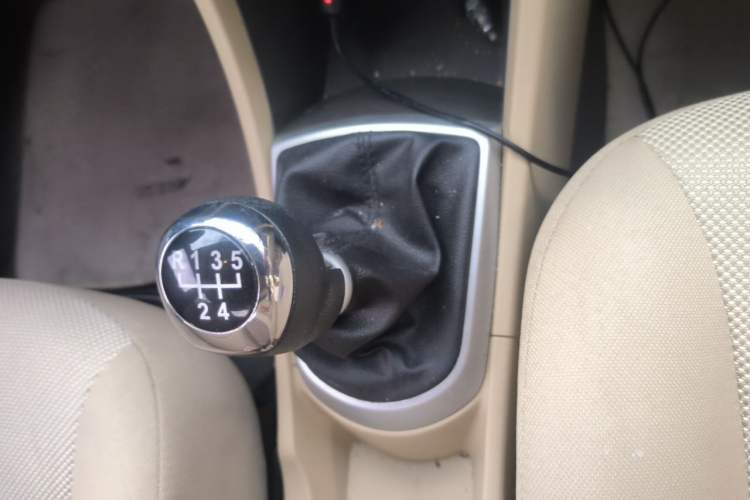 Used Hyundai Verna (older generation) 2010 Sedan 1.4L Manual Comfort GS Gear Lever