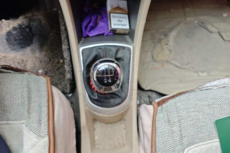 Used Hyundai Verna (older generation) 2010 Sedan 1.4L Manual Comfort GS Gear Lever