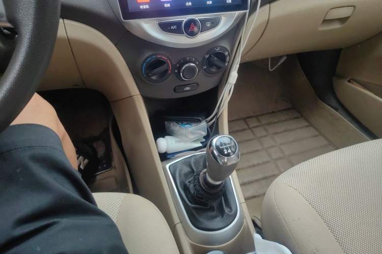 Used Hyundai Verna (older generation) 2010 Sedan 1.4L Manual Comfort GS Gear Lever