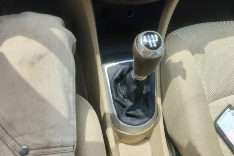 Used Hyundai Verna (older generation) 2010 Sedan 1.4L Manual Comfort GS Gear Lever