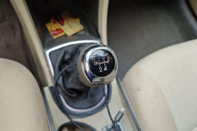 Used Hyundai Verna (older generation) 2010 Sedan 1.4L Manual Comfort GS Gear Lever