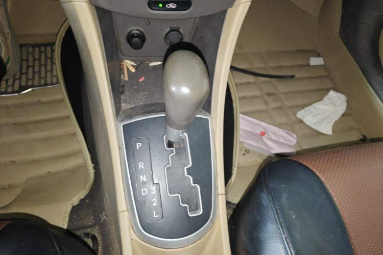Used Hyundai Verna (older generation) 2010 Sedan 1.4L Automatic Comfort Model GS Gear Lever