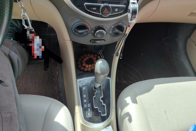Used Hyundai Verna (older generation) 2010 Sedan 1.4L Automatic Luxury GLS Trim Gear Lever