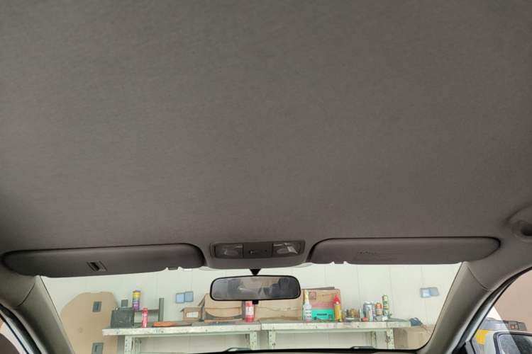 Used Hyundai Verna (older generation) 2010 Sedan 1.4L Manual Comfort GS Headliner