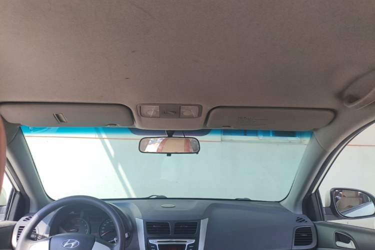 Used Hyundai Verna (older generation) 2010 Sedan 1.4L Automatic Comfort Model GS Headliner