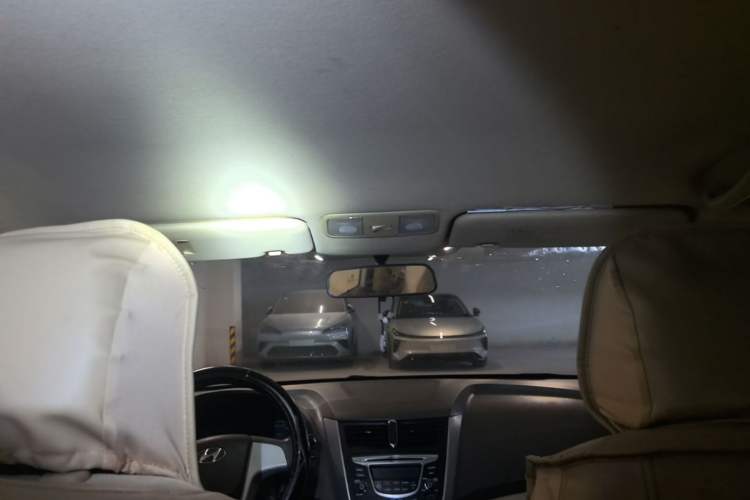 Used Hyundai Verna (older generation) 2010 Sedan 1.4L Automatic Comfort Model GS Headliner