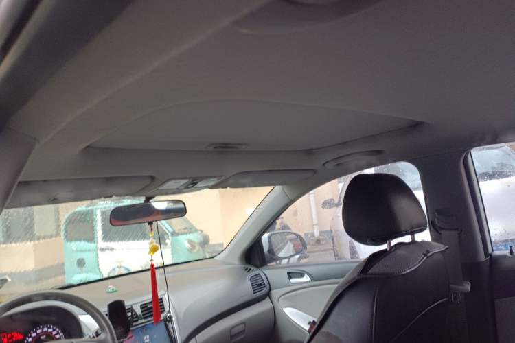 Used Hyundai Verna (older generation) 2010 Sedan 1.4L Automatic Fashionable GT Model Headliner