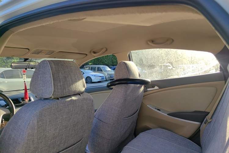 Used Hyundai Verna (older generation) 2010 Sedan 1.4L Automatic Comfort Model GS Headliner