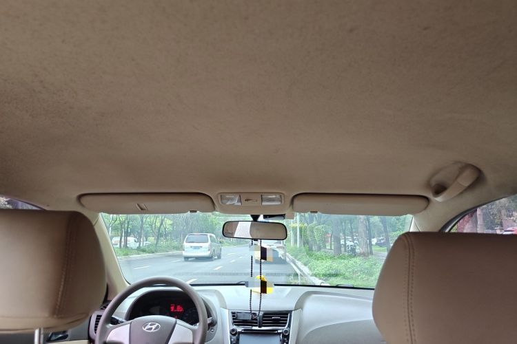 Used Hyundai Verna (older generation) 2010 Sedan 1.4L Manual Comfort GS Headliner