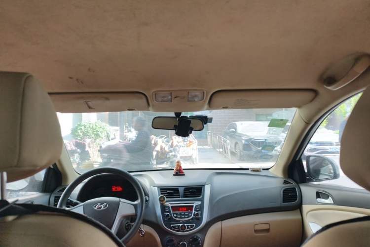 Used Hyundai Verna (older generation) 2010 Sedan 1.4L Manual Standard GL Model Headliner