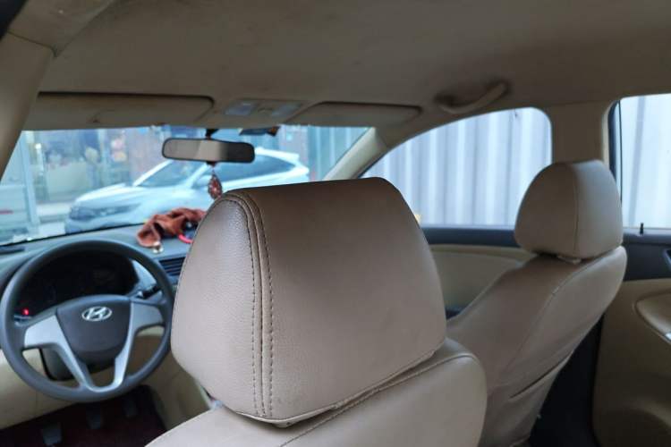 Used Hyundai Verna (older generation) 2010 Sedan 1.4L Manual Comfort GS Headliner