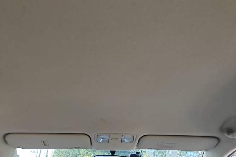 Used Hyundai Verna (older generation) 2010 Sedan 1.4L Manual Comfort GS Headliner