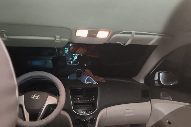 Used Hyundai Verna (older generation) 2010 Sedan 1.4L Manual Comfort GS Headliner