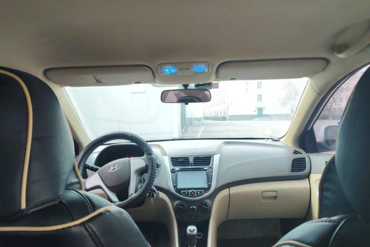 Used Hyundai Verna (older generation) 2010 Sedan 1.4L Manual Standard GL Model Headliner