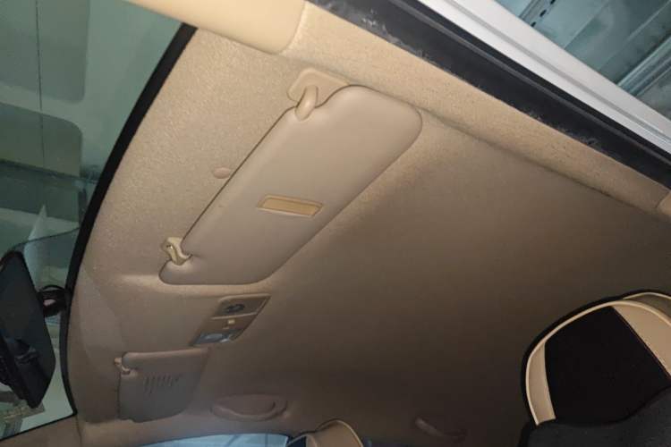 Used Hyundai Verna (older generation) 2010 Sedan 1.4L Manual Comfort GS Headliner