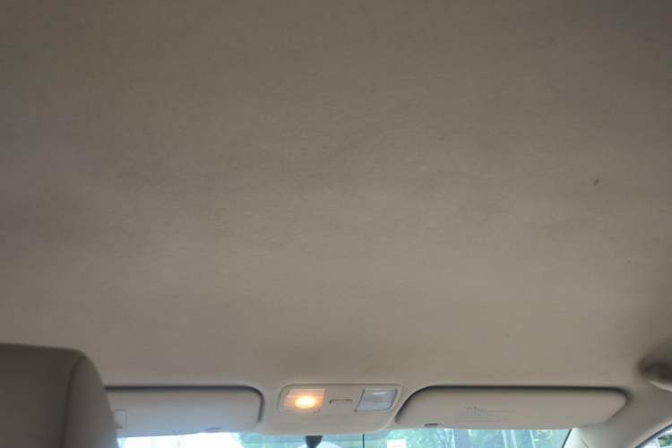 Used Hyundai Verna (older generation) 2010 Sedan 1.4L Manual Comfort GS Headliner