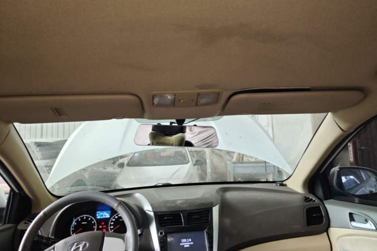 Used Hyundai Verna (older generation) 2010 Sedan 1.4L Automatic Comfort Model GS Headliner