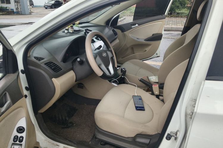Used Hyundai Verna (older generation) 2010 Sedan 1.4L Manual Comfort GS Left Front Seat