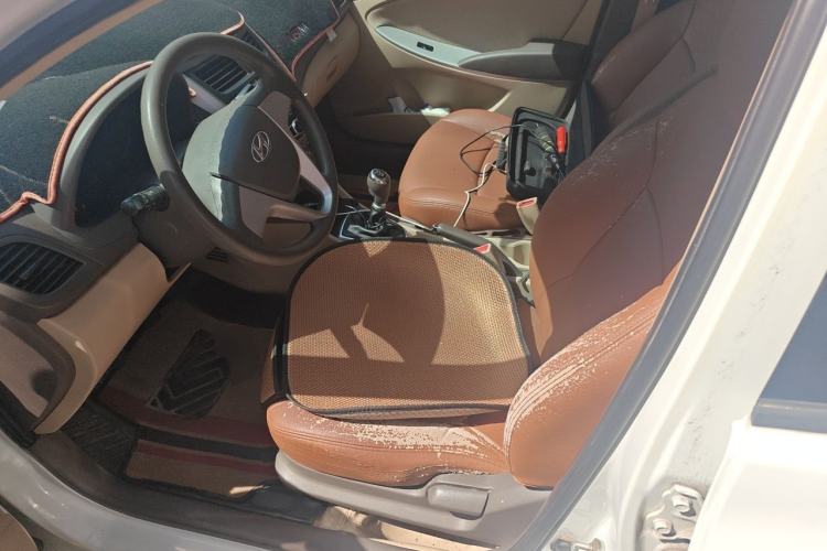 Used Hyundai Verna (older generation) 2010 Sedan 1.4L Manual Comfort GS Left Front Seat