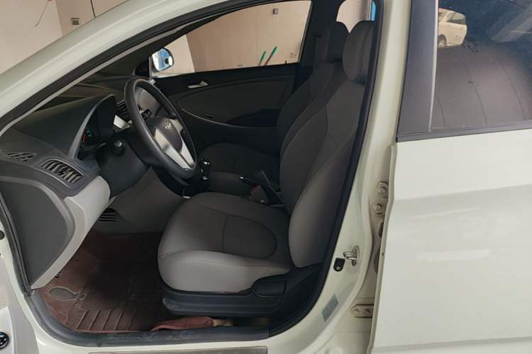 Used Hyundai Verna (older generation) 2010 Sedan 1.4L Manual Comfort GS Left Front Seat