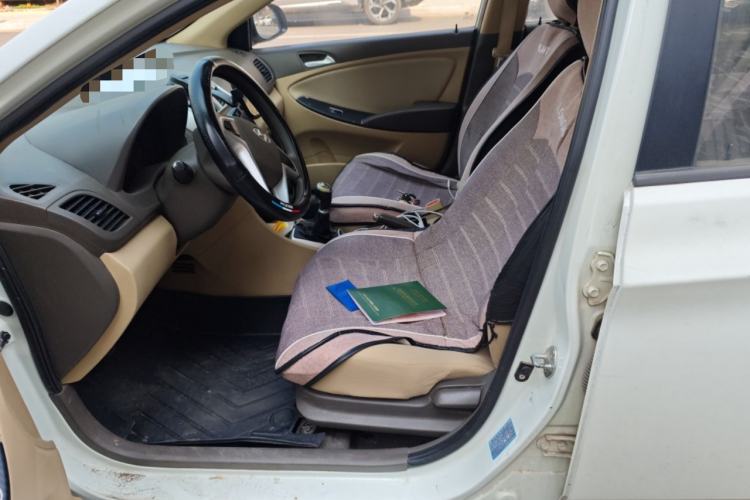 Used Hyundai Verna (older generation) 2010 Sedan 1.4L Manual Comfort GS Left Front Seat