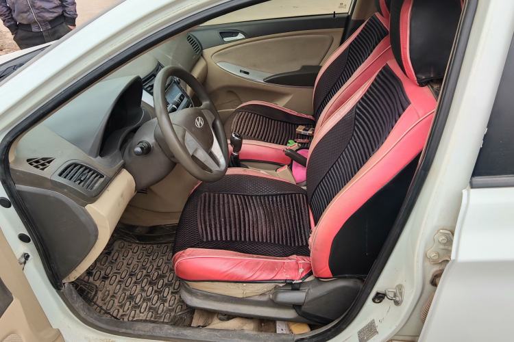 Used Hyundai Verna (older generation) 2010 Sedan 1.4L Manual Comfort GS Left Front Seat