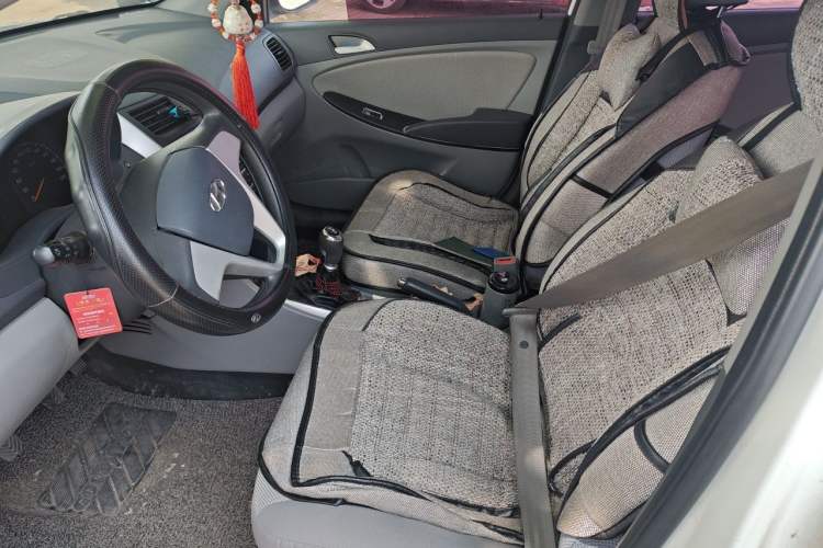 Used Hyundai Verna (older generation) 2010 Sedan 1.4L Manual Comfort GS Left Front Seat