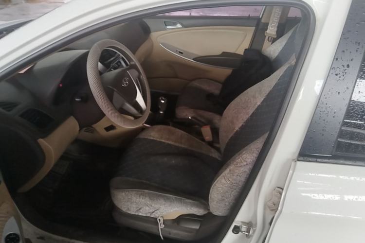 Used Hyundai Verna (older generation) 2010 Sedan 1.4L Manual Comfort GS Left Front Seat