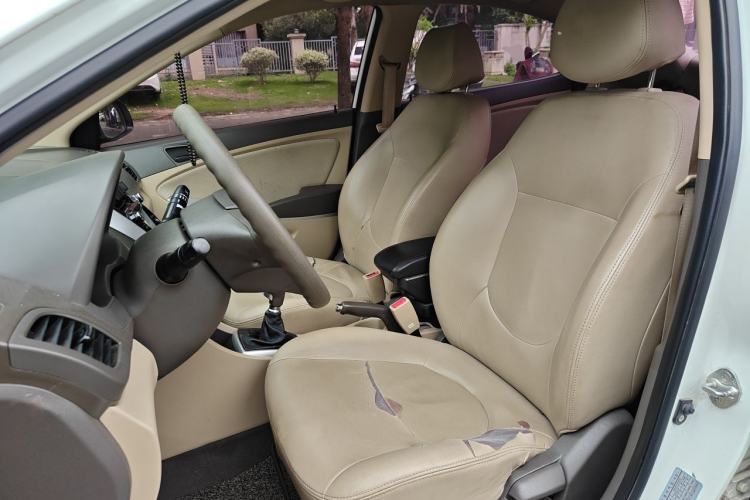 Used Hyundai Verna (older generation) 2010 Sedan 1.4L Manual Comfort GS Left Front Seat