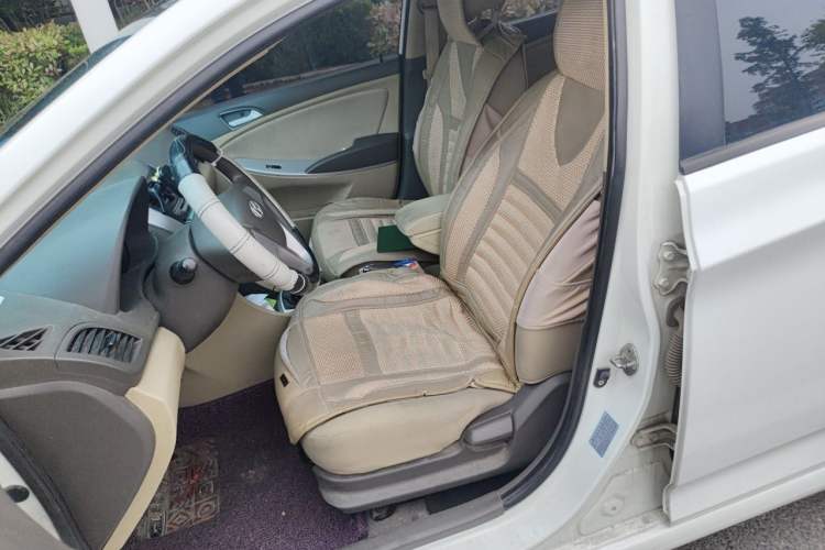 Used Hyundai Verna (older generation) 2010 Sedan 1.4L Manual Comfort GS Left Front Seat