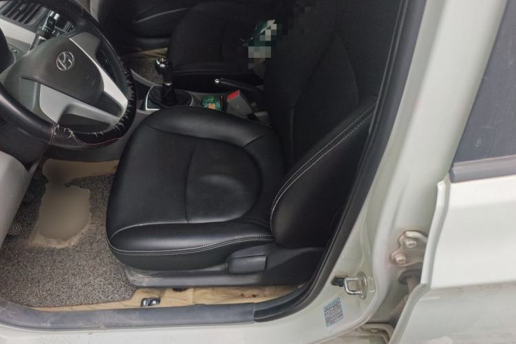 Used Hyundai Verna (older generation) 2010 Sedan 1.4L Manual Comfort GS Left Front Seat
