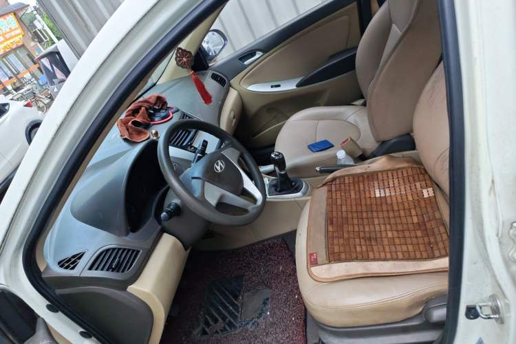 Used Hyundai Verna (older generation) 2010 Sedan 1.4L Manual Comfort GS Left Front Seat