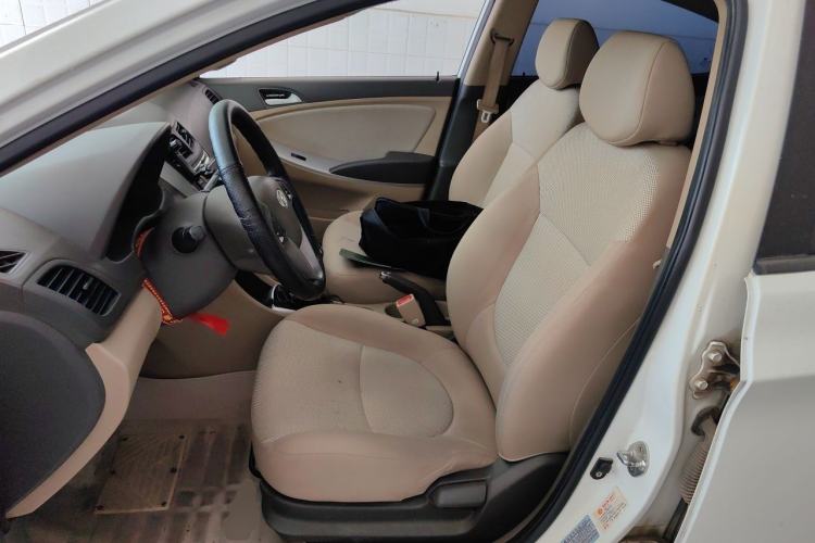 Used Hyundai Verna (older generation) 2010 Sedan 1.4L Manual Comfort GS Left Front Seat