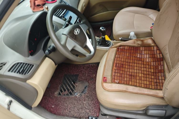 Used Hyundai Verna (older generation) 2010 Sedan 1.4L Manual Comfort GS Left Front Seat