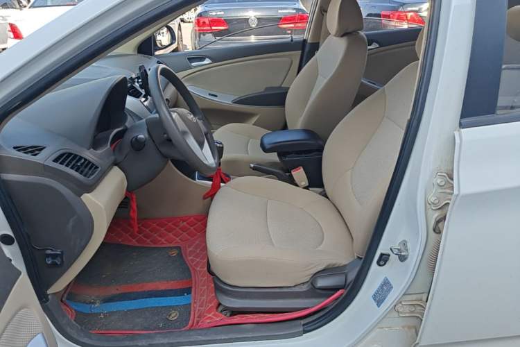 Used Hyundai Verna (older generation) 2010 Sedan 1.4L Manual Comfort GS Left Front Seat