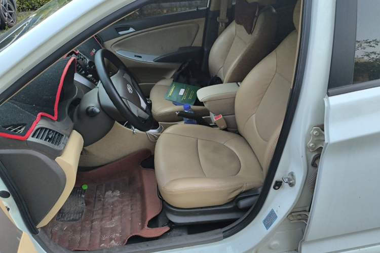 Used Hyundai Verna (older generation) 2010 Sedan 1.4L Manual Comfort GS Left Front Seat