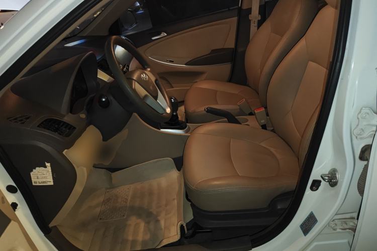 Used Hyundai Verna (older generation) 2010 Sedan 1.4L Manual Comfort GS Left Front Seat