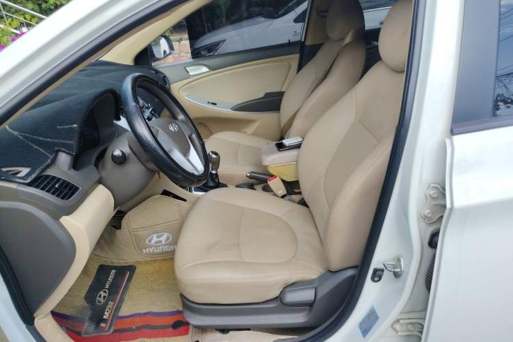 Used Hyundai Verna (older generation) 2010 Sedan 1.4L Manual Comfort GS Left Front Seat