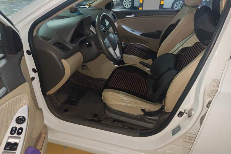 Used Hyundai Verna (older generation) 2010 Sedan 1.4L Manual Comfort GS Left Front Seat