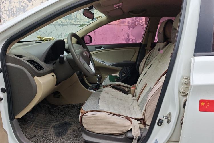 Used Hyundai Verna (older generation) 2010 Sedan 1.4L Manual Comfort GS Left Front Seat