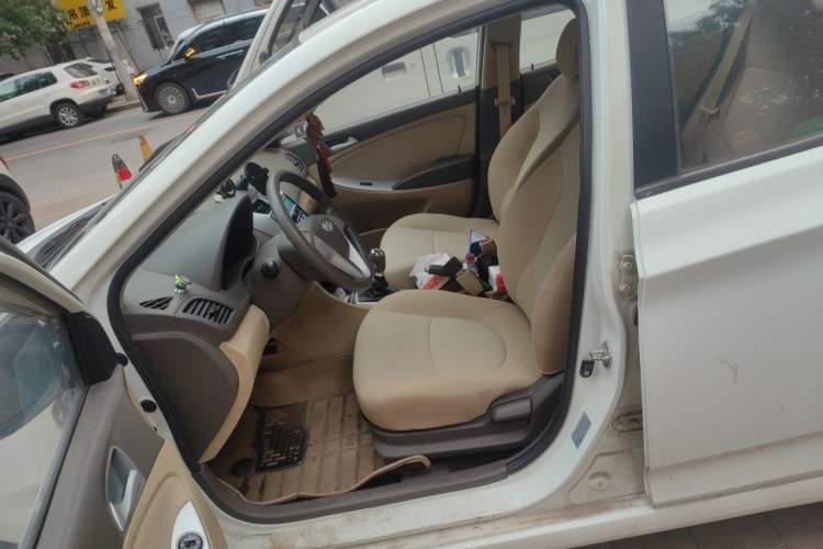 Used Hyundai Verna (older generation) 2010 Sedan 1.4L Manual Comfort GS Left Front Seat