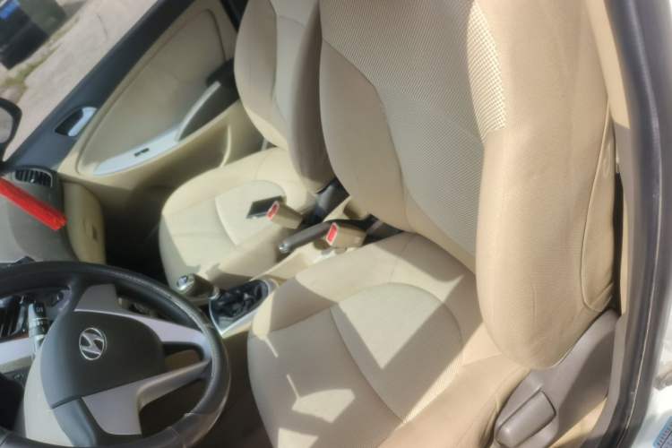 Used Hyundai Verna (older generation) 2010 Sedan 1.4L Manual Comfort GS Left Front Seat