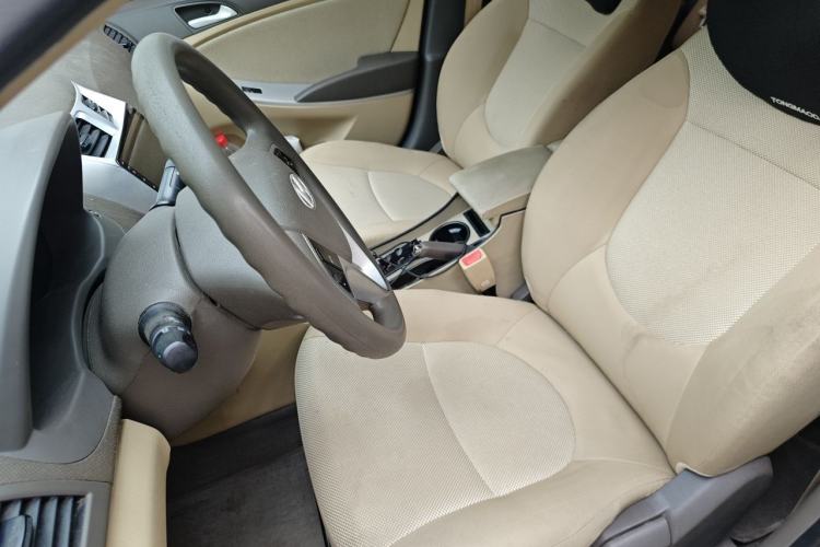 Used Hyundai Verna (older generation) 2010 Sedan 1.4L Manual Comfort GS Left Front Seat