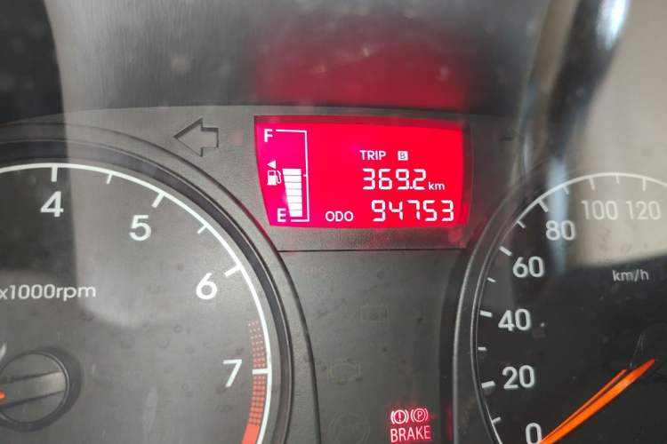 Used Hyundai Verna (older generation) 2010 Sedan 1.4L Manual Comfort GS Odometer Close Up