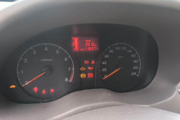 Used Hyundai Verna (older generation) 2010 Sedan 1.4L Manual Comfort GS Odometer Close Up