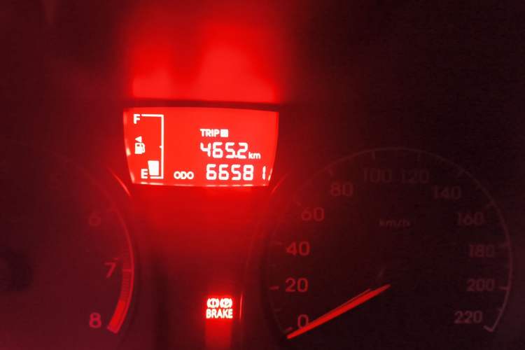 Used Hyundai Verna (older generation) 2010 Sedan 1.4L Manual Comfort GS Odometer Close Up