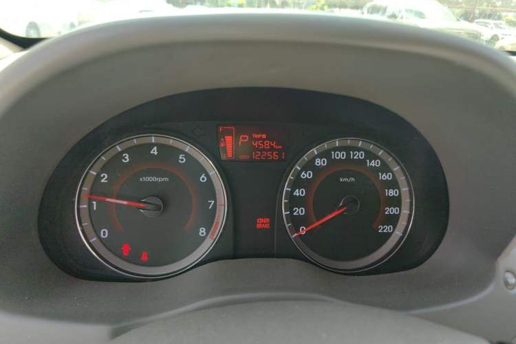 Used Hyundai Verna (older generation) 2010 Sedan 1.4L Automatic Luxury GLS Trim Odometer Close Up
